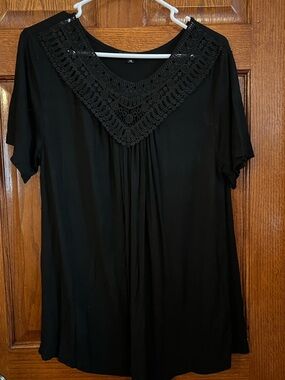 A. Jesdani 1X Black V Neck Pullover Short Sleeve Crochet Yoke